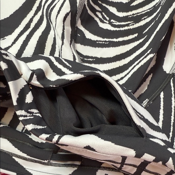 lululemon athletica Black and White Patterned Leggings - Picture 4 of 4